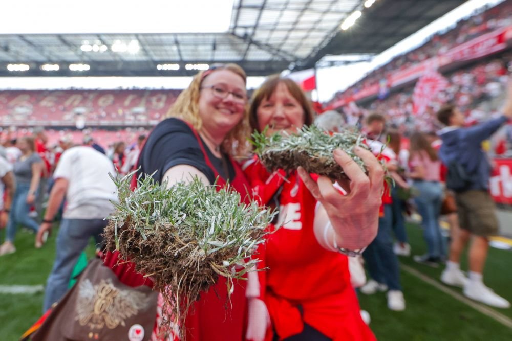 Fanii unei echipe din Bundesliga, sărbătoare pentru calificarea în Conference League! Au luat bucăți din gazon și din plasele porților_6