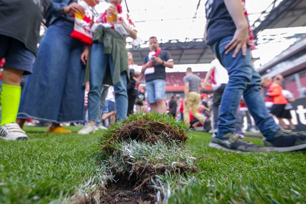 Fanii unei echipe din Bundesliga, sărbătoare pentru calificarea în Conference League! Au luat bucăți din gazon și din plasele porților_7