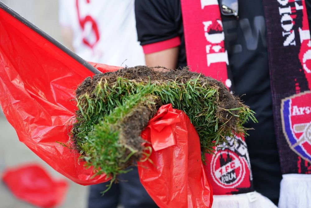 Fanii unei echipe din Bundesliga, sărbătoare pentru calificarea în Conference League! Au luat bucăți din gazon și din plasele porților_8