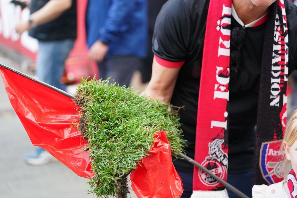 Fanii unei echipe din Bundesliga, sărbătoare pentru calificarea în Conference League! Au luat bucăți din gazon și din plasele porților_9