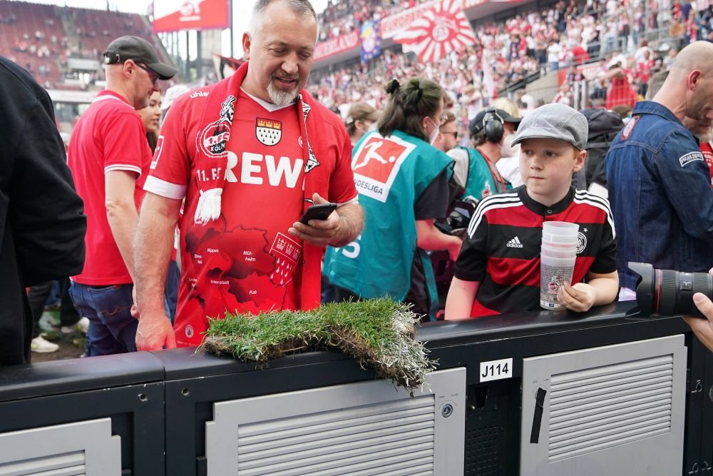 Fanii unei echipe din Bundesliga, sărbătoare pentru calificarea în Conference League! Au luat bucăți din gazon și din plasele porților_10