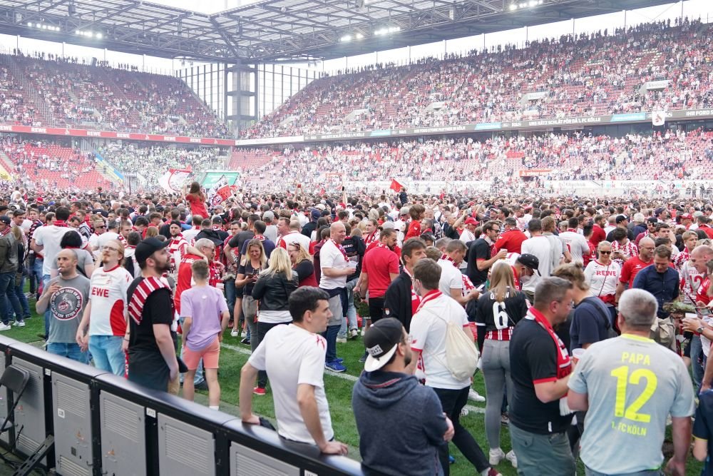Fanii unei echipe din Bundesliga, sărbătoare pentru calificarea în Conference League! Au luat bucăți din gazon și din plasele porților_13