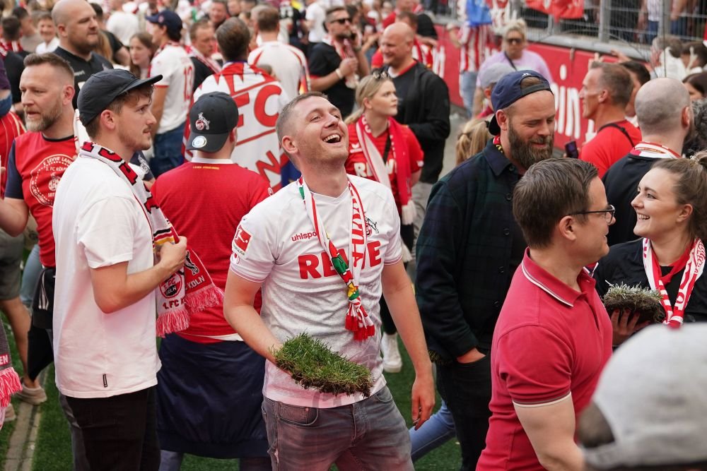 Fanii unei echipe din Bundesliga, sărbătoare pentru calificarea în Conference League! Au luat bucăți din gazon și din plasele porților_14