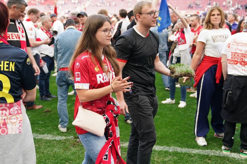 Fanii unei echipe din Bundesliga, sărbătoare pentru calificarea în Conference League! Au luat bucăți din gazon și din plasele porților_17