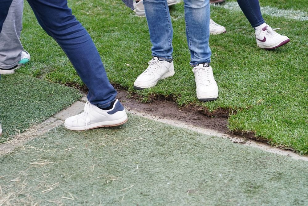 Fanii unei echipe din Bundesliga, sărbătoare pentru calificarea în Conference League! Au luat bucăți din gazon și din plasele porților_18