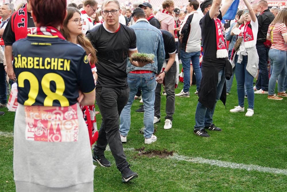 Fanii unei echipe din Bundesliga, sărbătoare pentru calificarea în Conference League! Au luat bucăți din gazon și din plasele porților_19