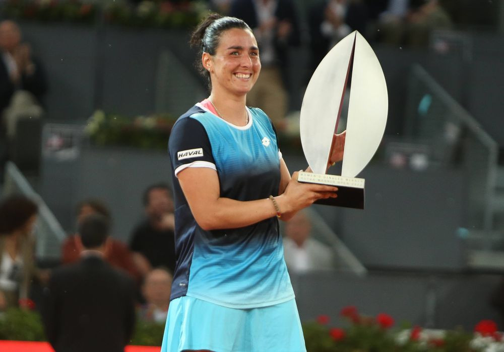 A eliminat-o pe Halep și s-a oprit c&acirc;nd a primit trofeul &icirc;n m&acirc;nă! Ons Jabeur, campioană la Madrid! Tunisianca a c&acirc;știgat cel mai important titlu al carierei sale&nbsp;