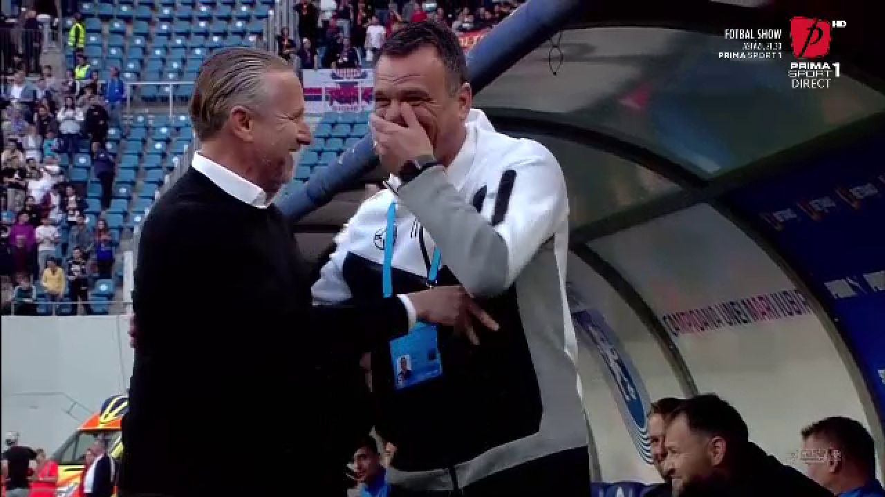Moment amuzant în startul meciului Universitatea Craiova - FCSB! Petrea a pufnit în râs_1