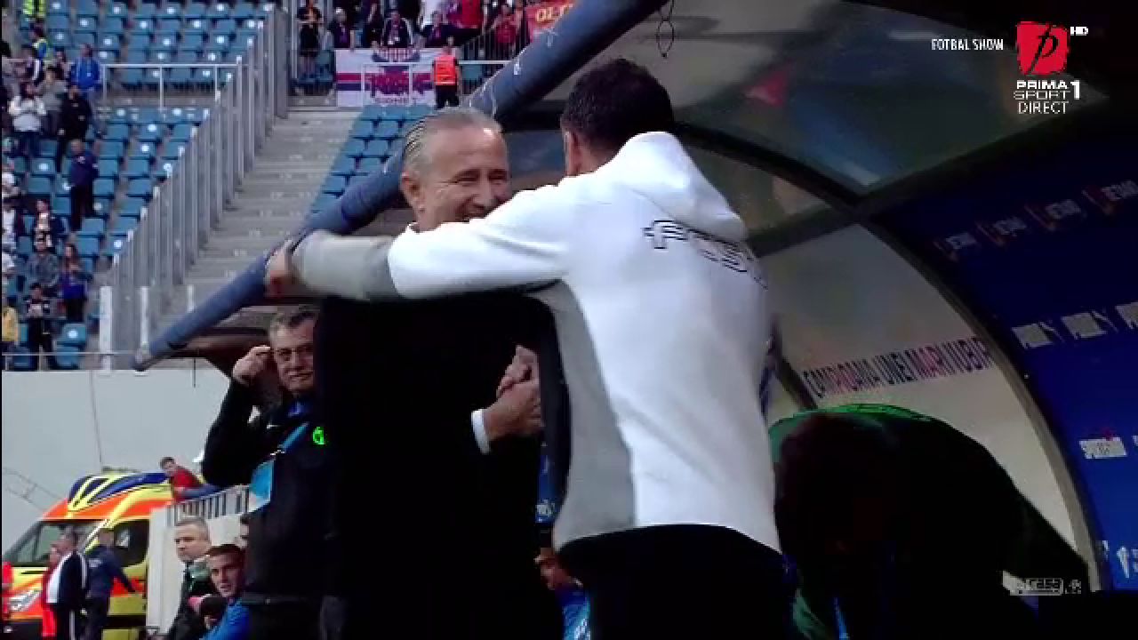 Moment amuzant în startul meciului Universitatea Craiova - FCSB! Petrea a pufnit în râs_3