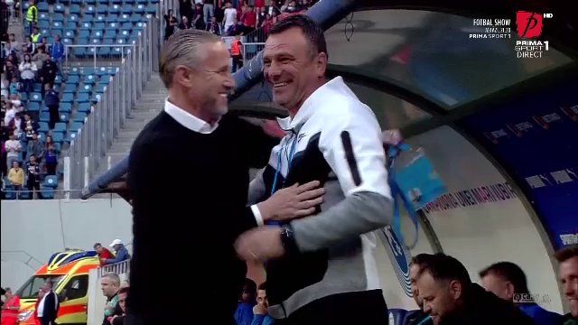 Moment amuzant în startul meciului Universitatea Craiova - FCSB! Petrea a pufnit în râs_4