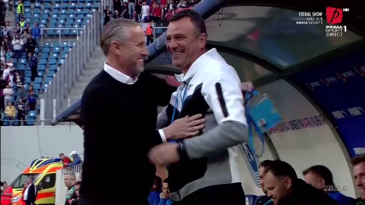 Moment amuzant în startul meciului Universitatea Craiova - FCSB! Petrea a pufnit în râs_4