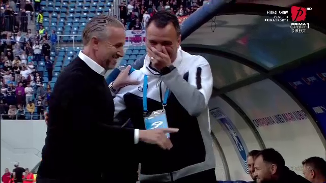 Moment amuzant în startul meciului Universitatea Craiova - FCSB! Petrea a pufnit în râs_5