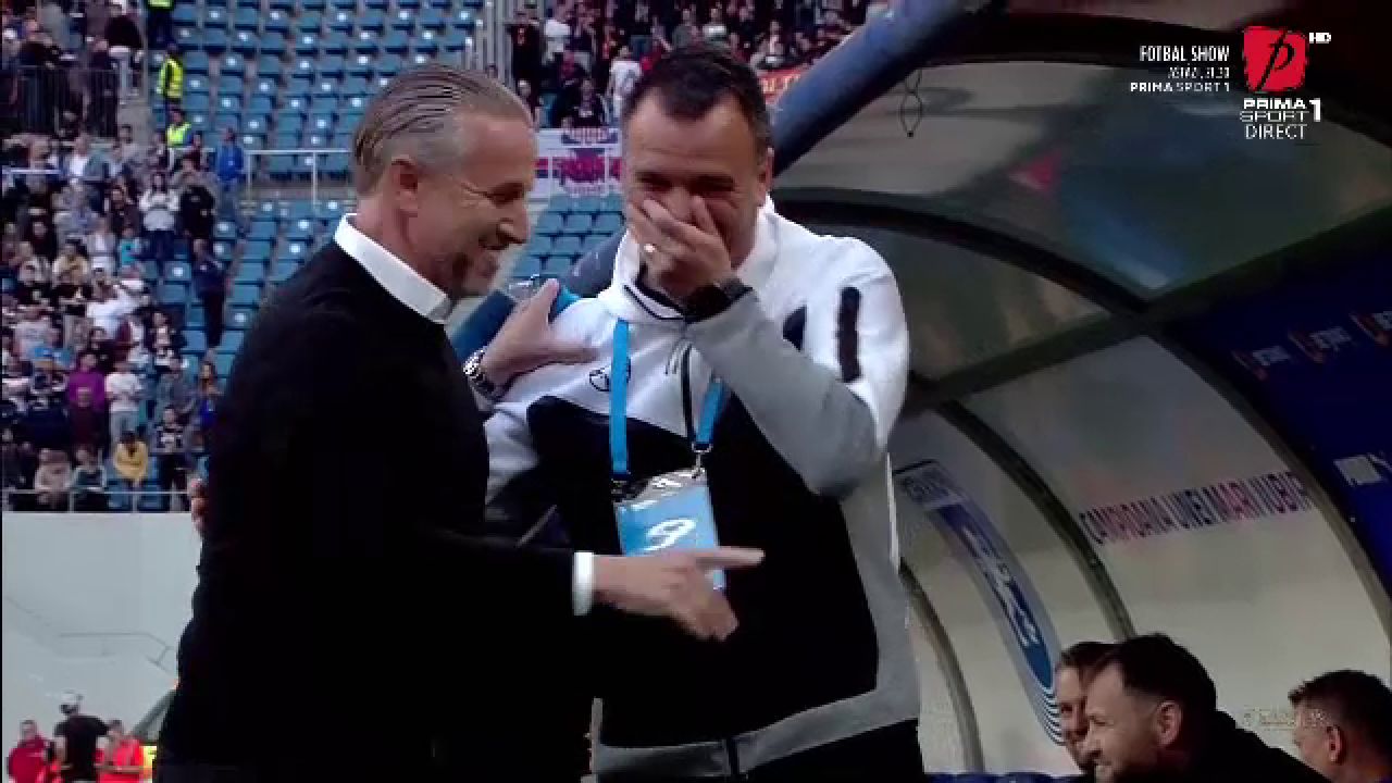 Moment amuzant în startul meciului Universitatea Craiova - FCSB! Petrea a pufnit în râs_5