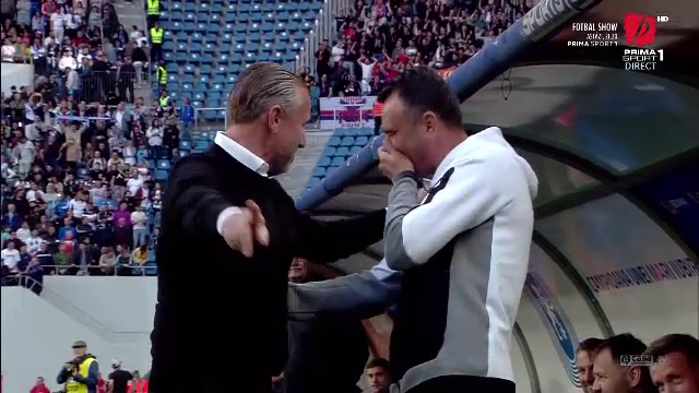 Moment amuzant în startul meciului Universitatea Craiova - FCSB! Petrea a pufnit în râs_6