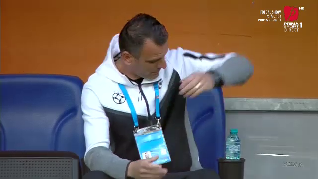 Moment amuzant în startul meciului Universitatea Craiova - FCSB! Petrea a pufnit în râs_7