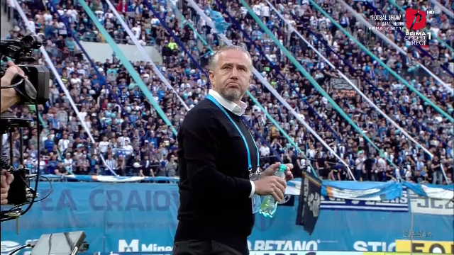Moment amuzant în startul meciului Universitatea Craiova - FCSB! Petrea a pufnit în râs_9