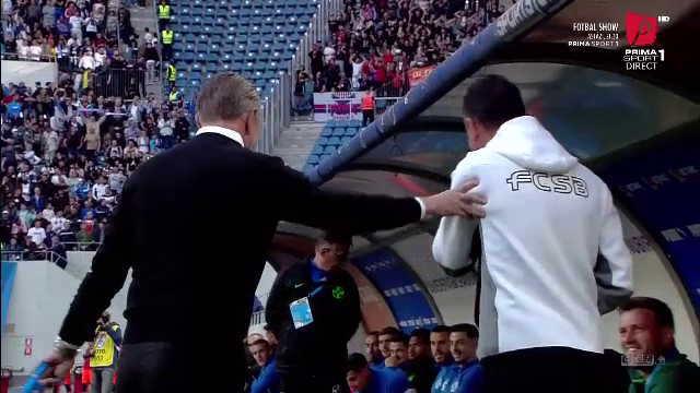 Moment amuzant în startul meciului Universitatea Craiova - FCSB! Petrea a pufnit în râs_10