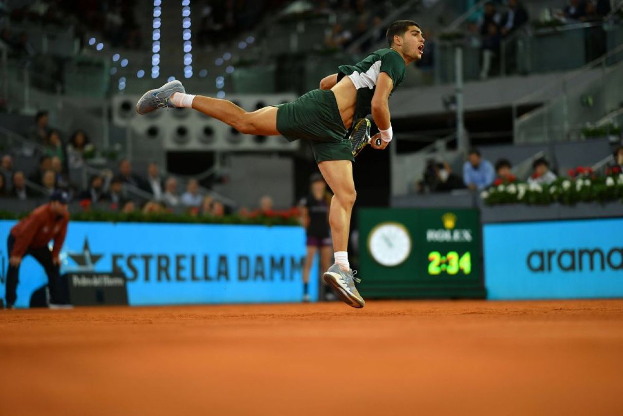 Așa joacă „fulgerul Alcaraz!” Carlos Alcaraz l-a distrus pe Zverev în finala de la Madrid. A urcat 114 locuri în clasamentul ATP într-un singur an_5