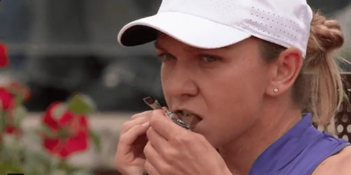 Premieră pentru Simona Halep, pe terenul de tenis?! N-a mai suportat tensiunea meciului și a scos ciocolata din geantă :)
