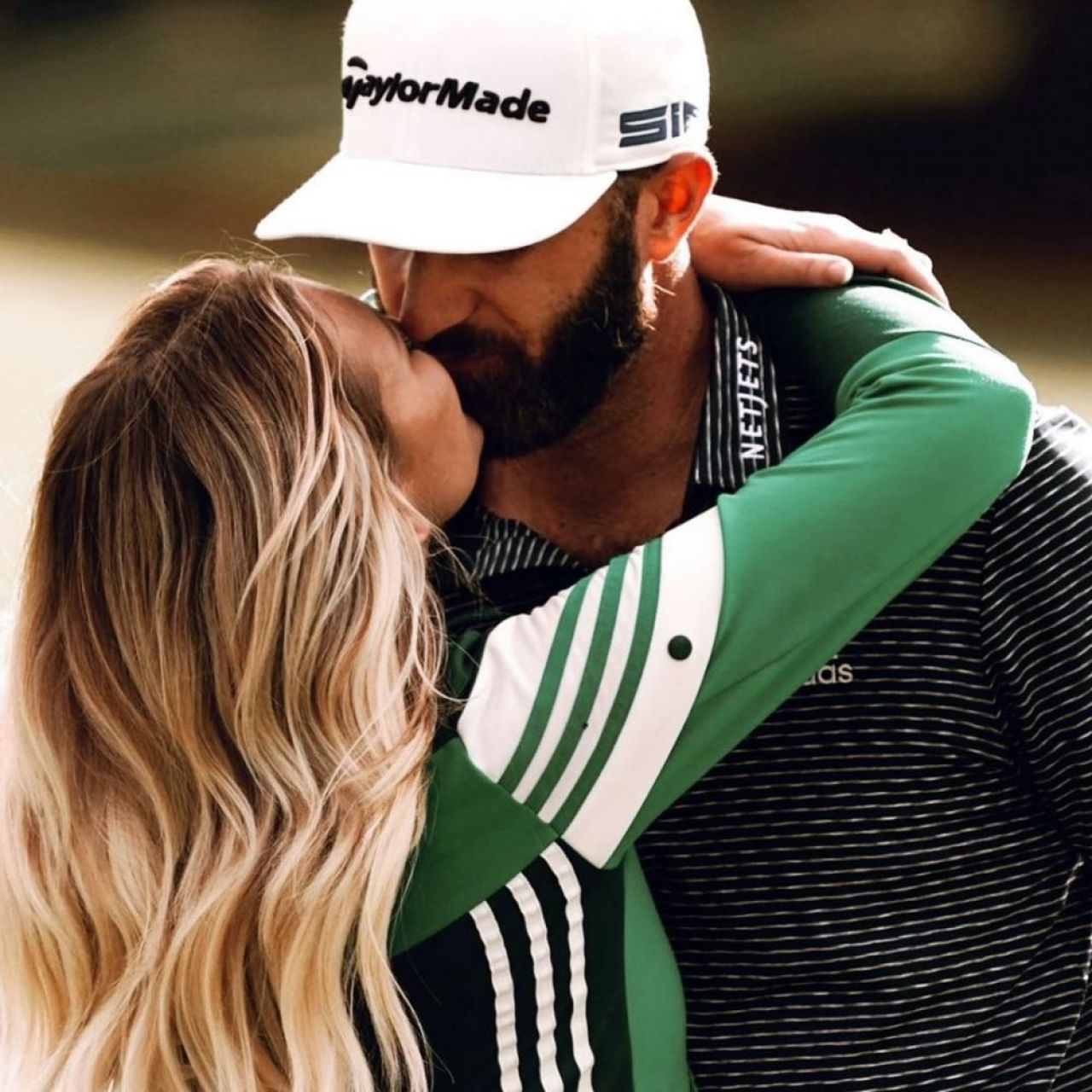 Nimeni nu se uită la el când apare cu ea la braț! Soția ultra sexy a campionului din golf face senzație în costum de baie _2