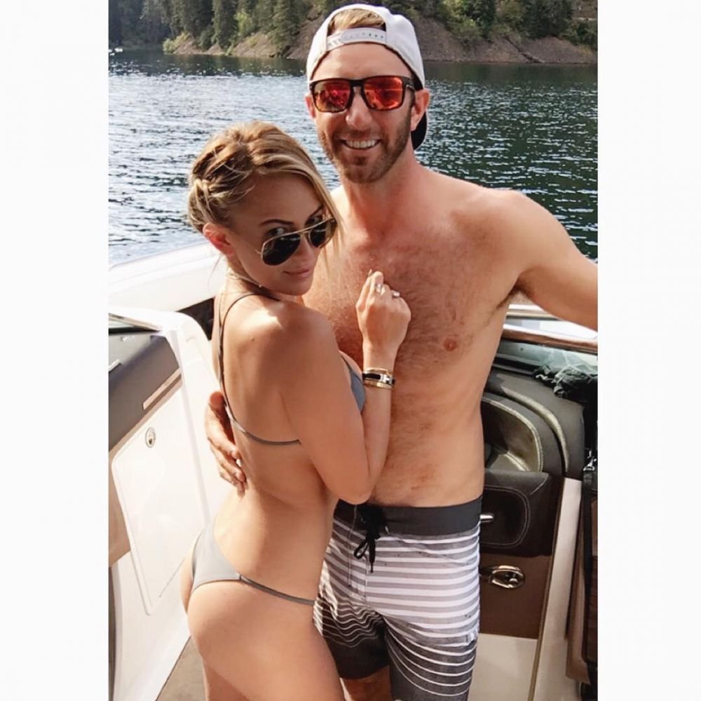 Nimeni nu se uită la el când apare cu ea la braț! Soția ultra sexy a campionului din golf face senzație în costum de baie _4