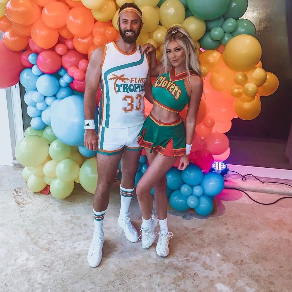 Nimeni nu se uită la el când apare cu ea la braț! Soția ultra sexy a campionului din golf face senzație în costum de baie _17