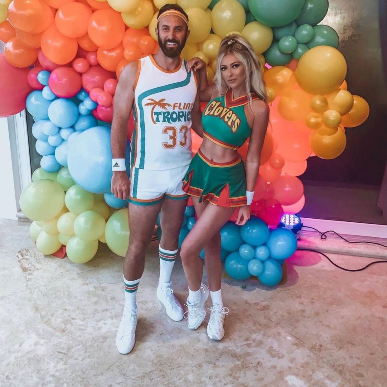 Nimeni nu se uită la el când apare cu ea la braț! Soția ultra sexy a campionului din golf face senzație în costum de baie _14
