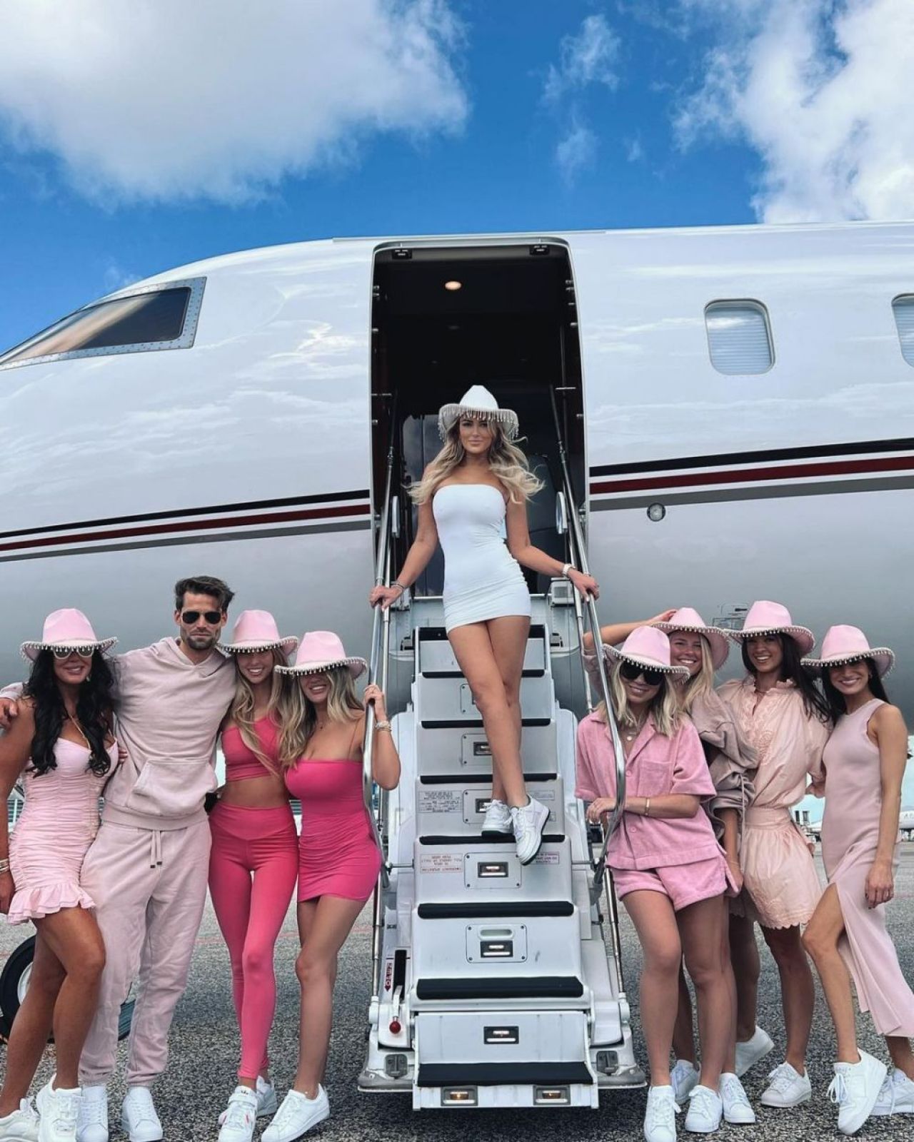 Nimeni nu se uită la el când apare cu ea la braț! Soția ultra sexy a campionului din golf face senzație în costum de baie _24