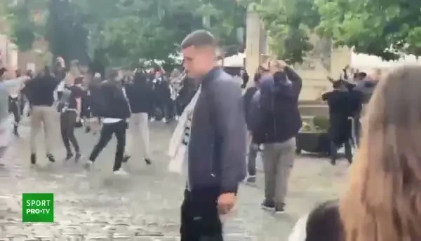 Fanii lui U Cluj, &icirc;n Piața Muzeului din Cluj-Napoca