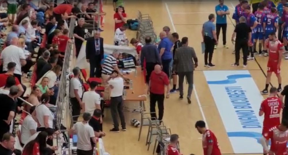 Momente de panică la partida de handbal Dinamo - Steaua. Arbitrului Radu Iliescu i s-a făcut rău_1
