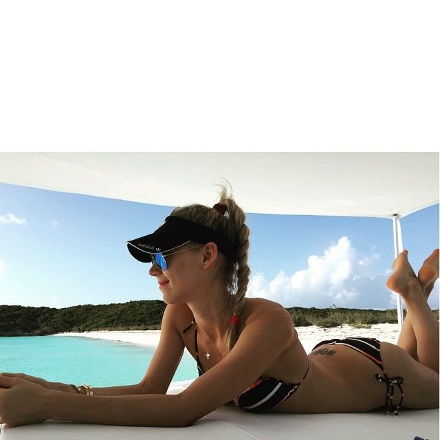 Considerată una dintre cele mai sexy jucătoare de tenis, Anna Kournikova s-a transformat în fată de casă. Imagini rare cu familia rusoaicei _13