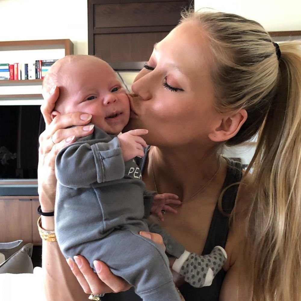 Considerată una dintre cele mai sexy jucătoare de tenis, Anna Kournikova s-a transformat în fată de casă. Imagini rare cu familia rusoaicei _22