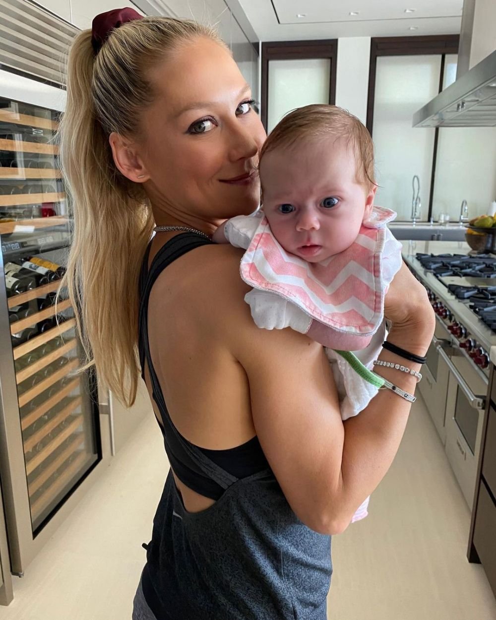 Considerată una dintre cele mai sexy jucătoare de tenis, Anna Kournikova s-a transformat în fată de casă. Imagini rare cu familia rusoaicei _28