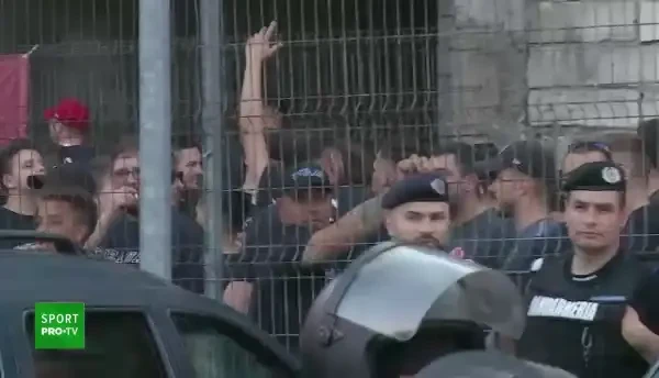 Incidente &icirc;ntre suporteri și jandarmi &icirc;naintea duelului dintre UTA și Dinamo. Fanii lui CSA, au venit &icirc;n ajutorul arădenilor