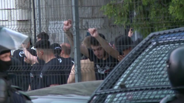 Incidente între suporteri și jandarmi înaintea duelului dintre UTA și Dinamo. Fanii lui CSA, au venit în 'ajutorul' arădenilor_11