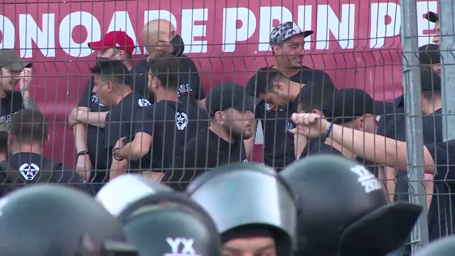 Incidente între suporteri și jandarmi înaintea duelului dintre UTA și Dinamo. Fanii lui CSA, au venit în 'ajutorul' arădenilor_21