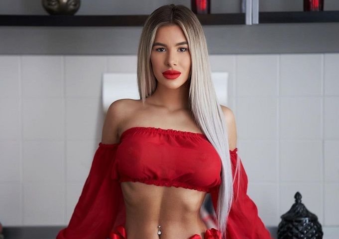 Modelul care l-a făcut K.O pe atacantul CFR-ului vine cu lămuriri: „E actor de filme porno? Mi-a trimis poză din solar!” _14