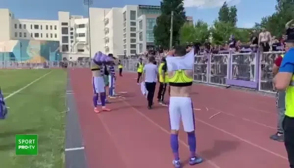 Timișoara, &icirc;nvinsă de Brașov! &bdquo;Violeților&rdquo;, dezbrăcați de suporterii furioși. Fanii au vrut să intre peste jucători la vestiare