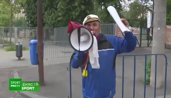 Fani la stadion sau miting PSD? Imagini savuroase cu suporterii Voluntariului la meciul cu FCSB: „Ancora e domnul Pandele!”