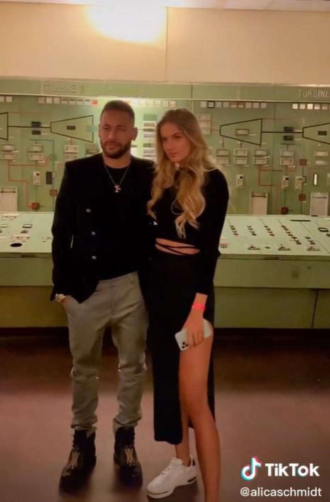 Cea mai frumoasă atletă din lume l-a eclipsat pe Neymar cu apariția sa! Rochia ultra sexy pe care a purtat-o la întâlnirea cu starul brazilian i-a scos în evidență formele_19