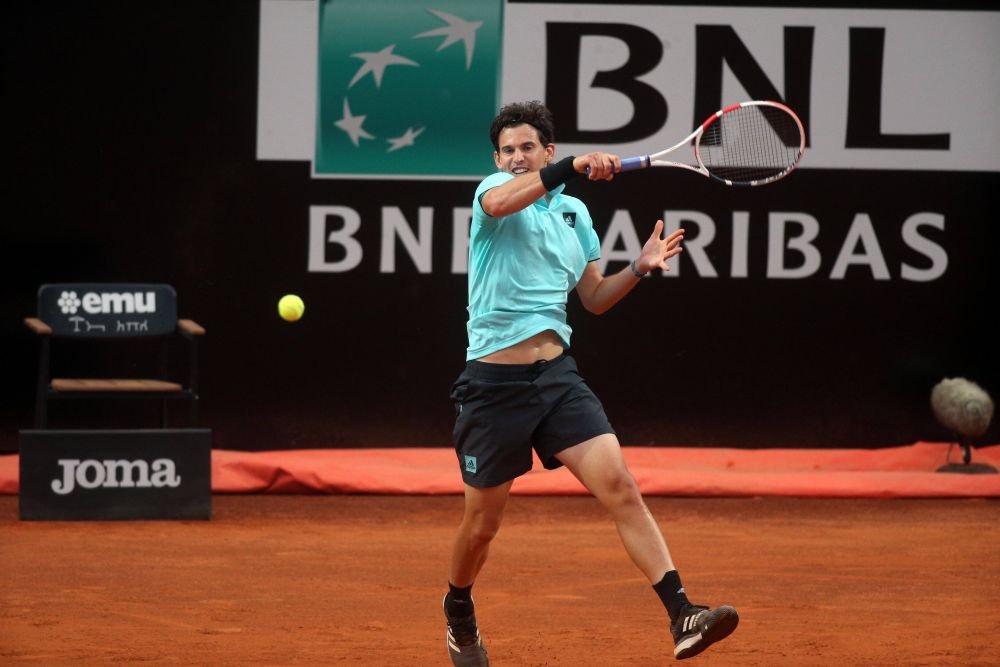 Să-l oprească cineva! Dominic Thiem a reușit două tweenere direct c&acirc;știgătoare, cu spatele la adversar