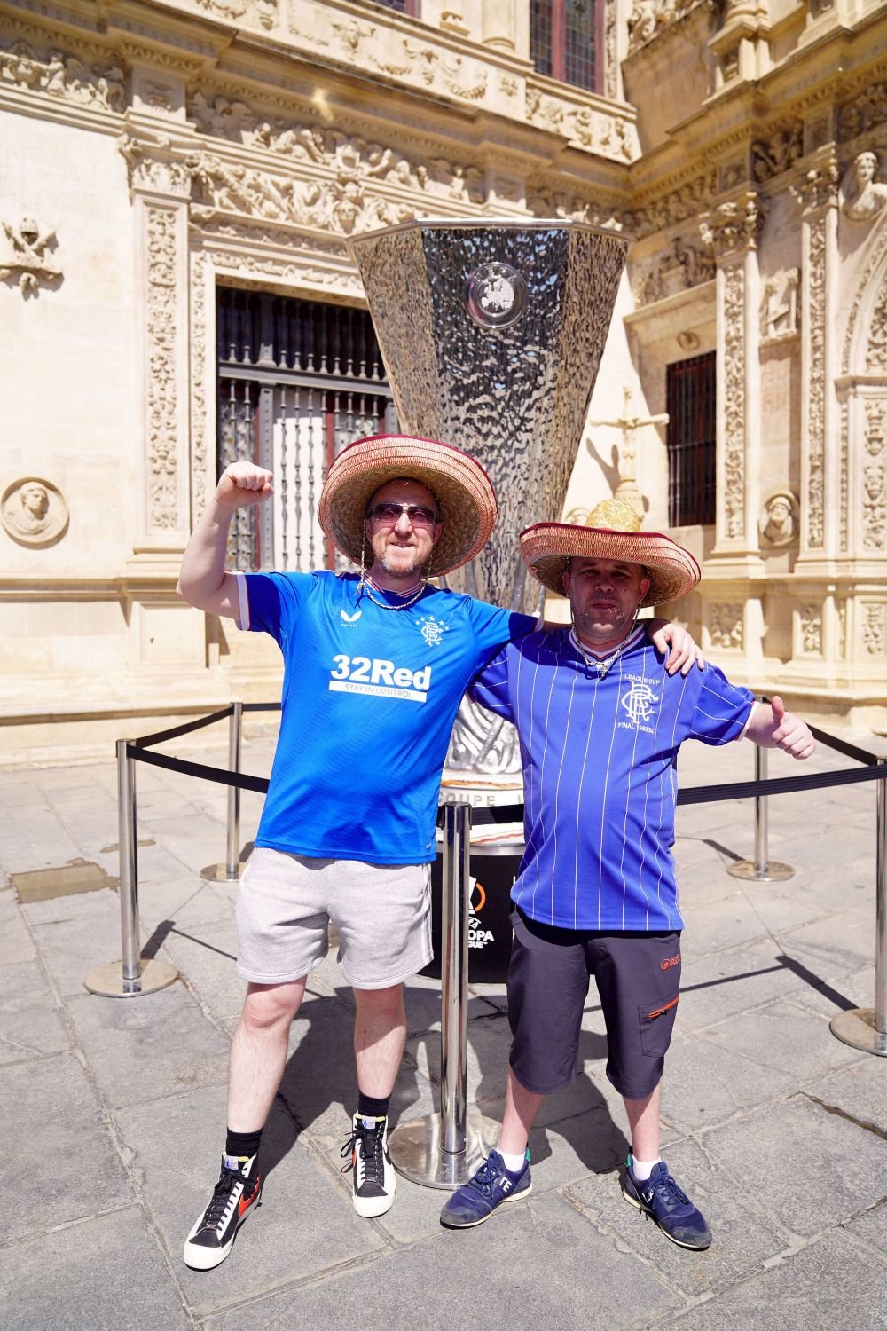 E forfotă mare pe străzile Sevillei! Orașul, luat cu asalt de fanii echipelor Eintracht Frankfurt şi Glasgow Rangers_4