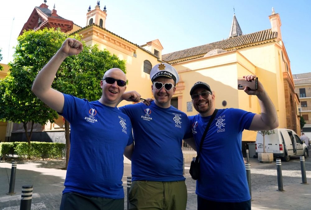E forfotă mare pe străzile Sevillei! Orașul, luat cu asalt de fanii echipelor Eintracht Frankfurt şi Glasgow Rangers_9