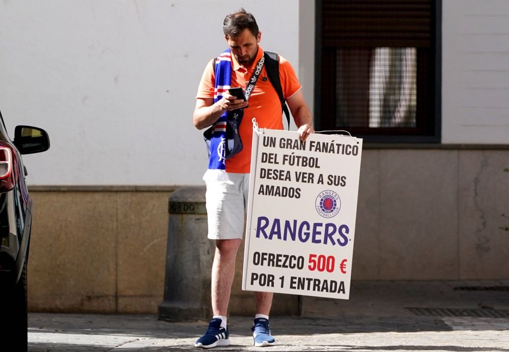 E forfotă mare pe străzile Sevillei! Orașul, luat cu asalt de fanii echipelor Eintracht Frankfurt şi Glasgow Rangers_11