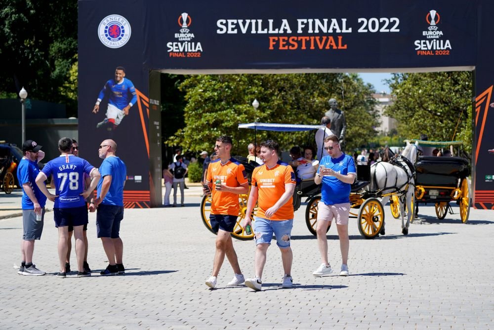 E forfotă mare pe străzile Sevillei! Orașul, luat cu asalt de fanii echipelor Eintracht Frankfurt şi Glasgow Rangers_13