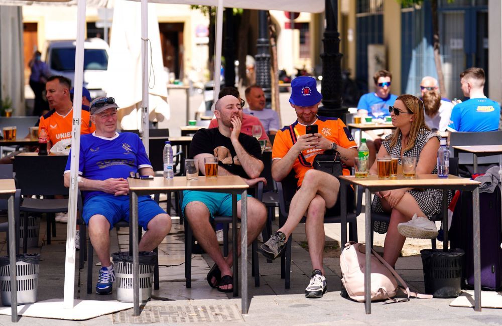 E forfotă mare pe străzile Sevillei! Orașul, luat cu asalt de fanii echipelor Eintracht Frankfurt şi Glasgow Rangers_14