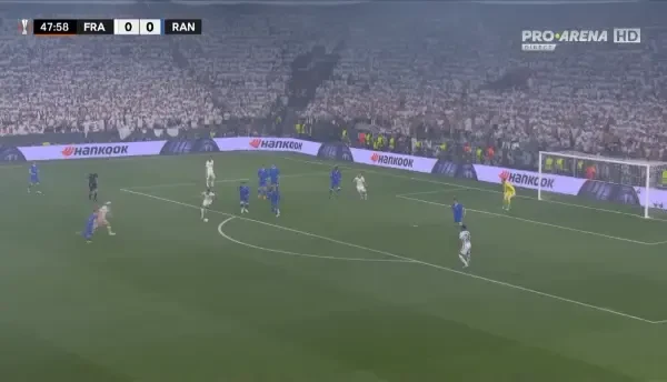 Prima ocazie din repriza a doua îi aparține lui Frankfurt!