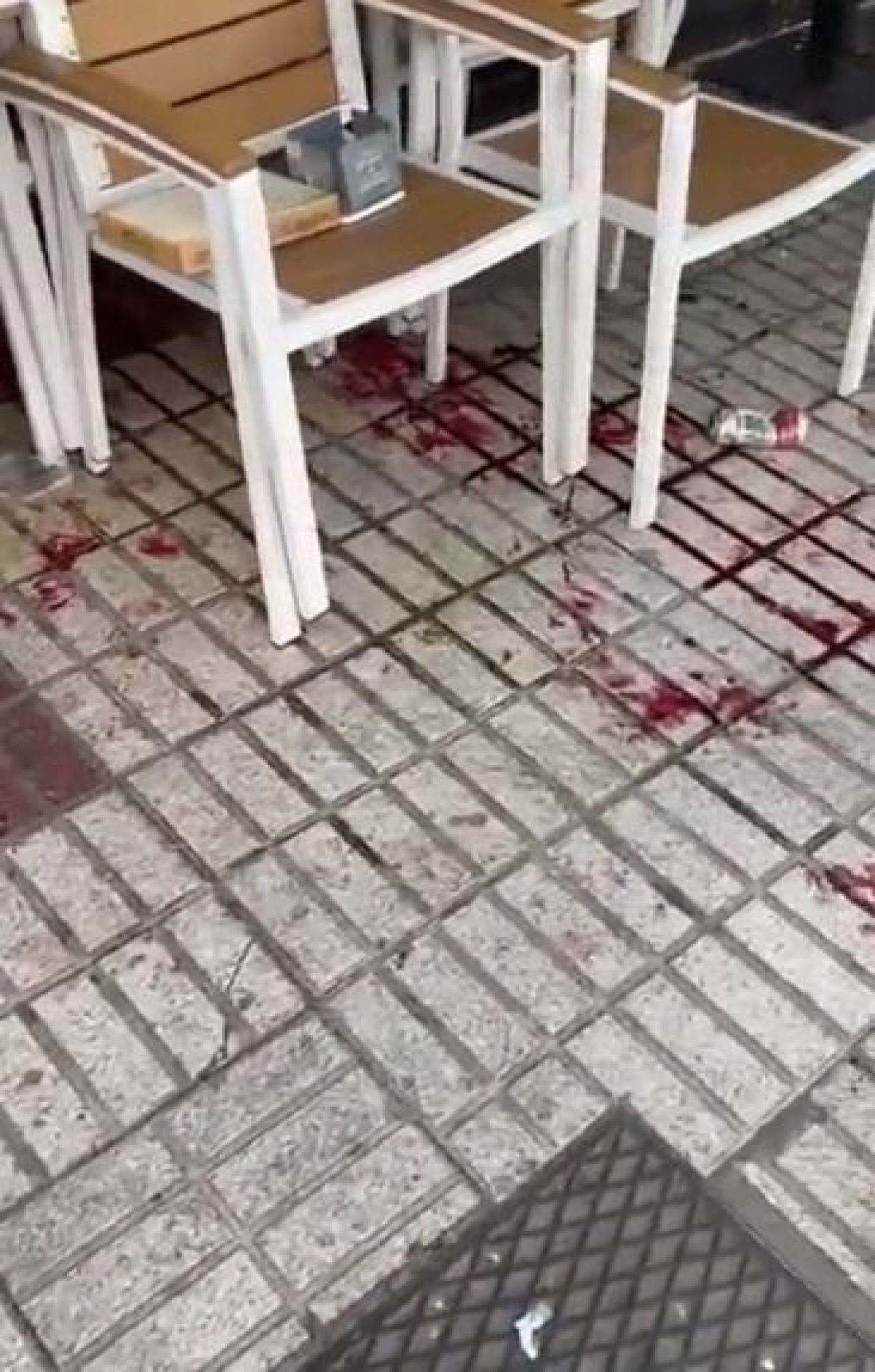 „Rușinos!” Imagini lamentabile la Sevilla: bătaie cu pumni și scaune între scoțieni și nemți. Ce au lăsat în urmă_5