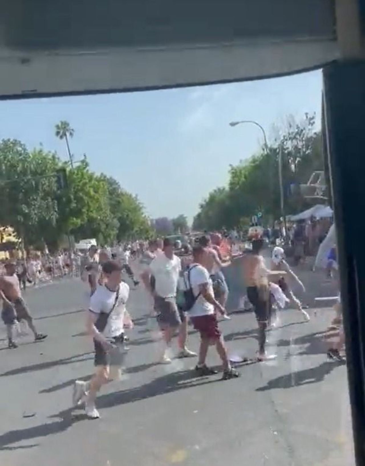 „Rușinos!” Imagini lamentabile la Sevilla: bătaie cu pumni și scaune între scoțieni și nemți. Ce au lăsat în urmă_8
