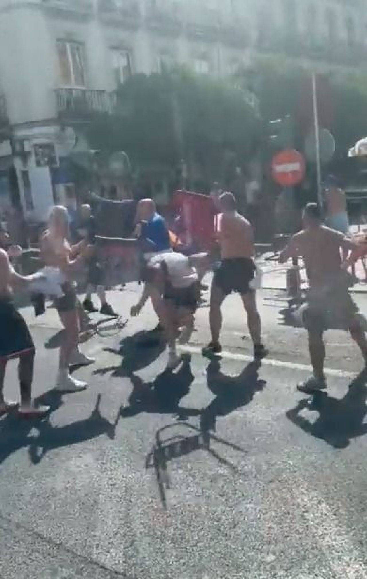 „Rușinos!” Imagini lamentabile la Sevilla: bătaie cu pumni și scaune între scoțieni și nemți. Ce au lăsat în urmă_9